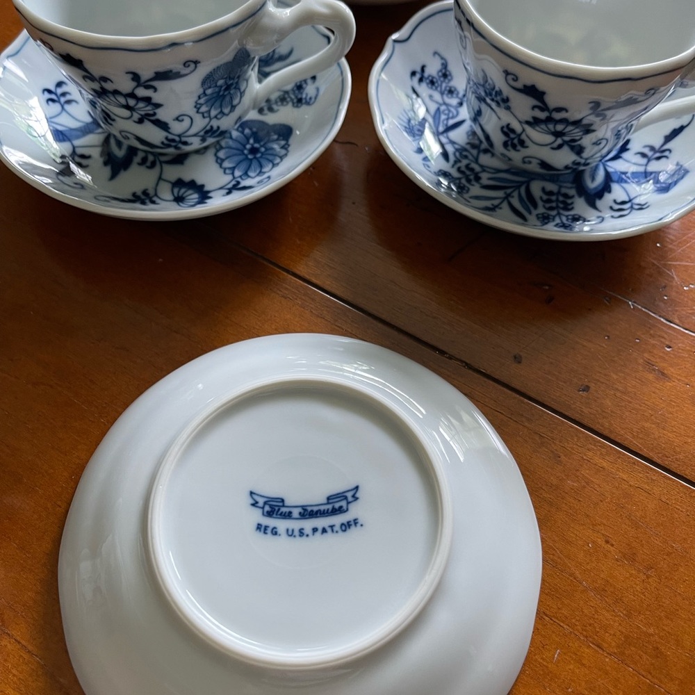Set of 4 blue Danube teacups and matching saucers. No flaws! - Picture 4 of 5